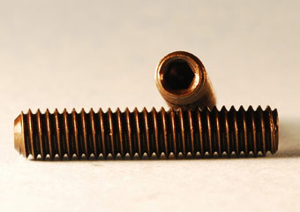 913